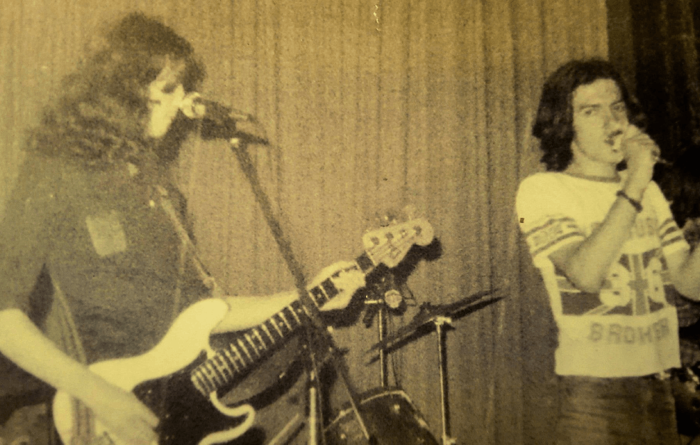 NAŠA DVA ČUVENA ROK MUZIČARA NA FOTKI OD PRE 44 GODINE: Da li možete da ih PREPOZNATE? (FOTO) 